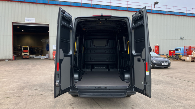 Volkswagen Crafter Cr35 Mwb Diesel Fwd 2.0 TDI 140PS Commerce Plus Low Roof Van